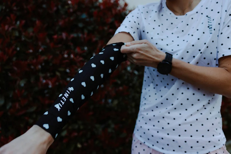 ARMWARMERS HEARTRUNNEUSE BLACK