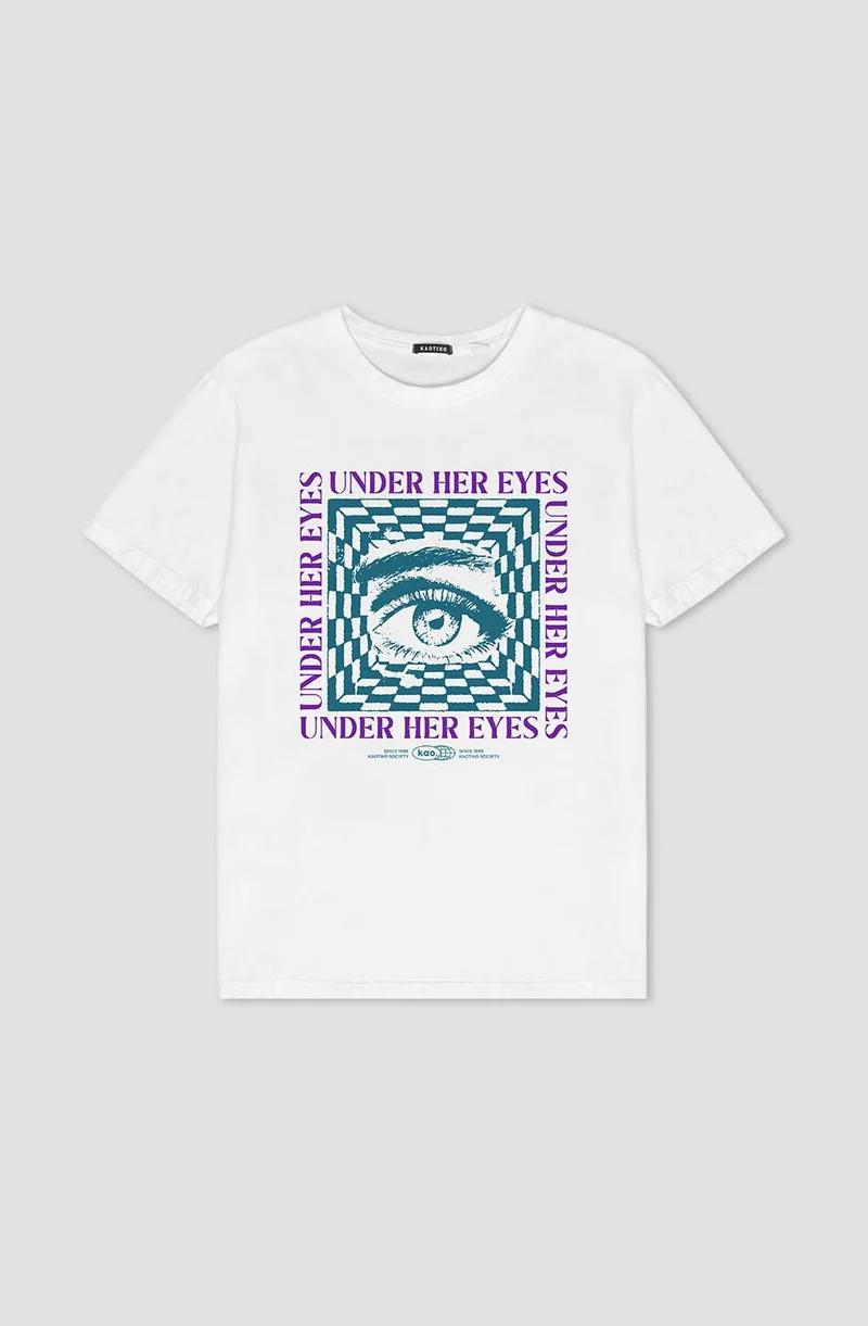 T-shirt blanc lavé sous ses yeux