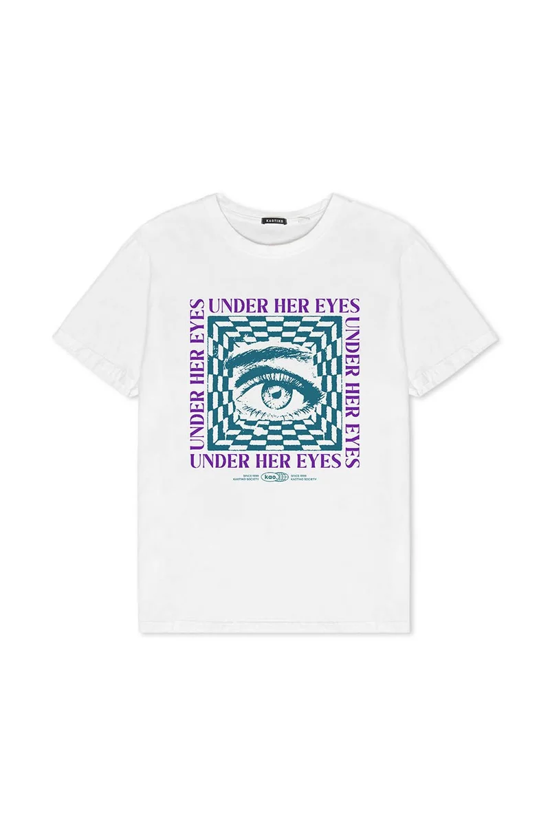T-shirt blanc lavé sous ses yeux