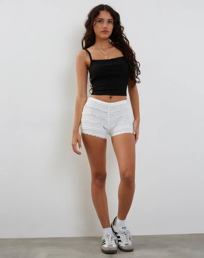 Ena Frilly Bloomer Micro Short en ivoire