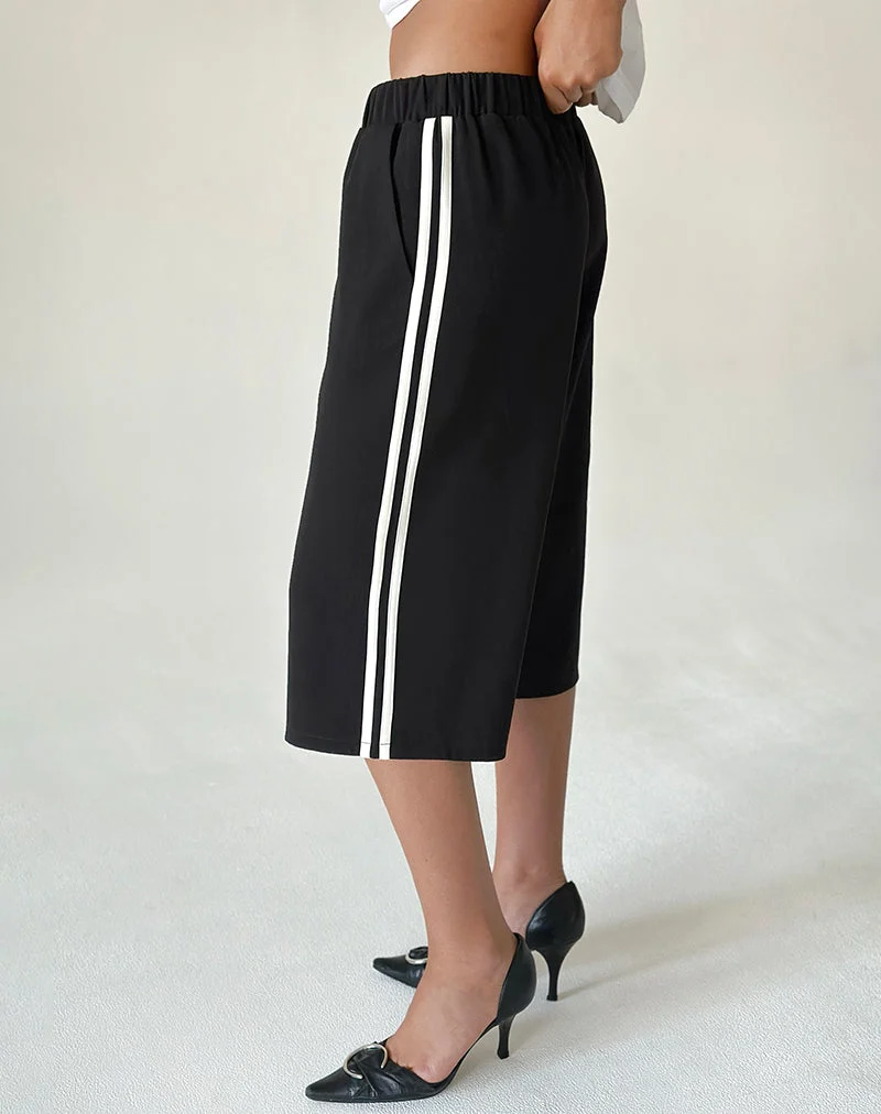 Benno Shorts in Black with White Side Stripe (Short Benno en noir avec rayures latérales blanches)
